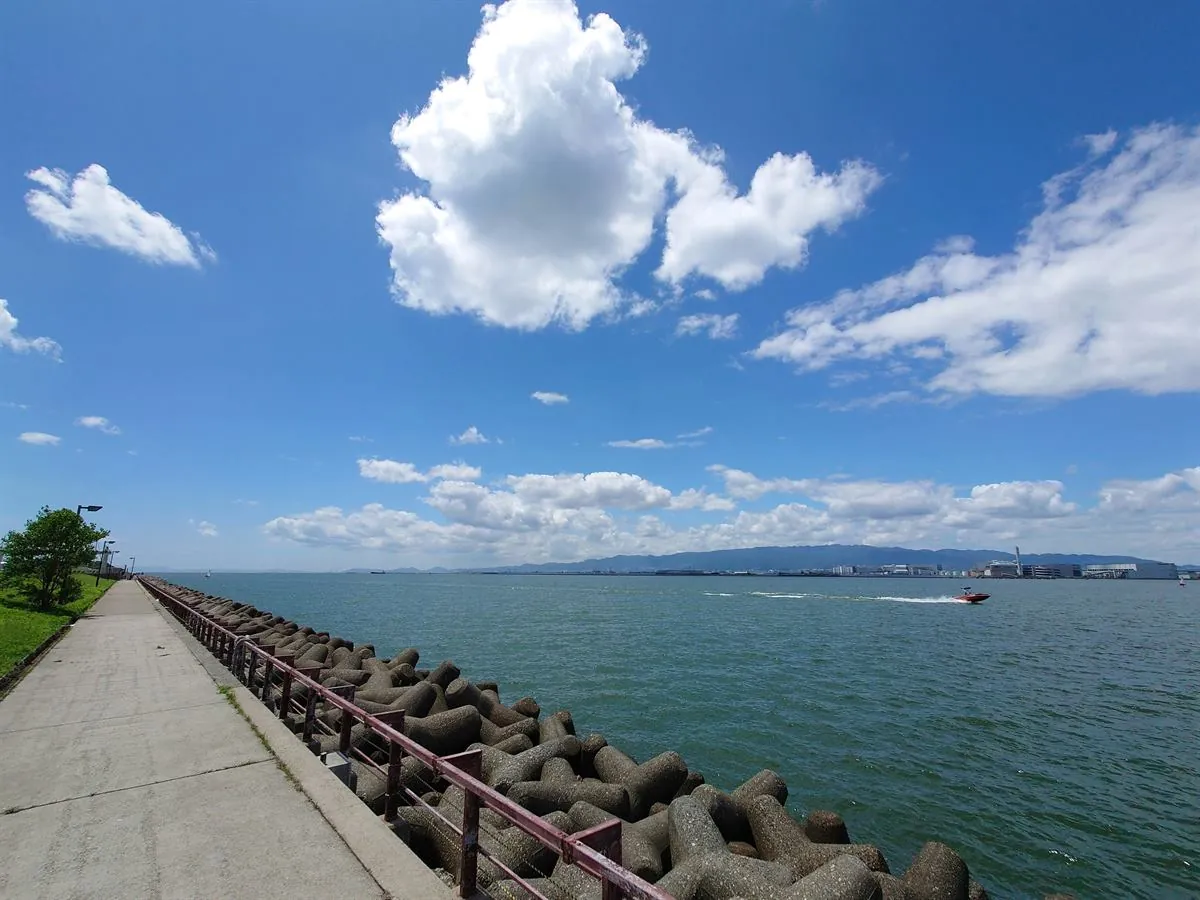 The Shin-Osaka area and the bay with the Kaiyukan aquarium